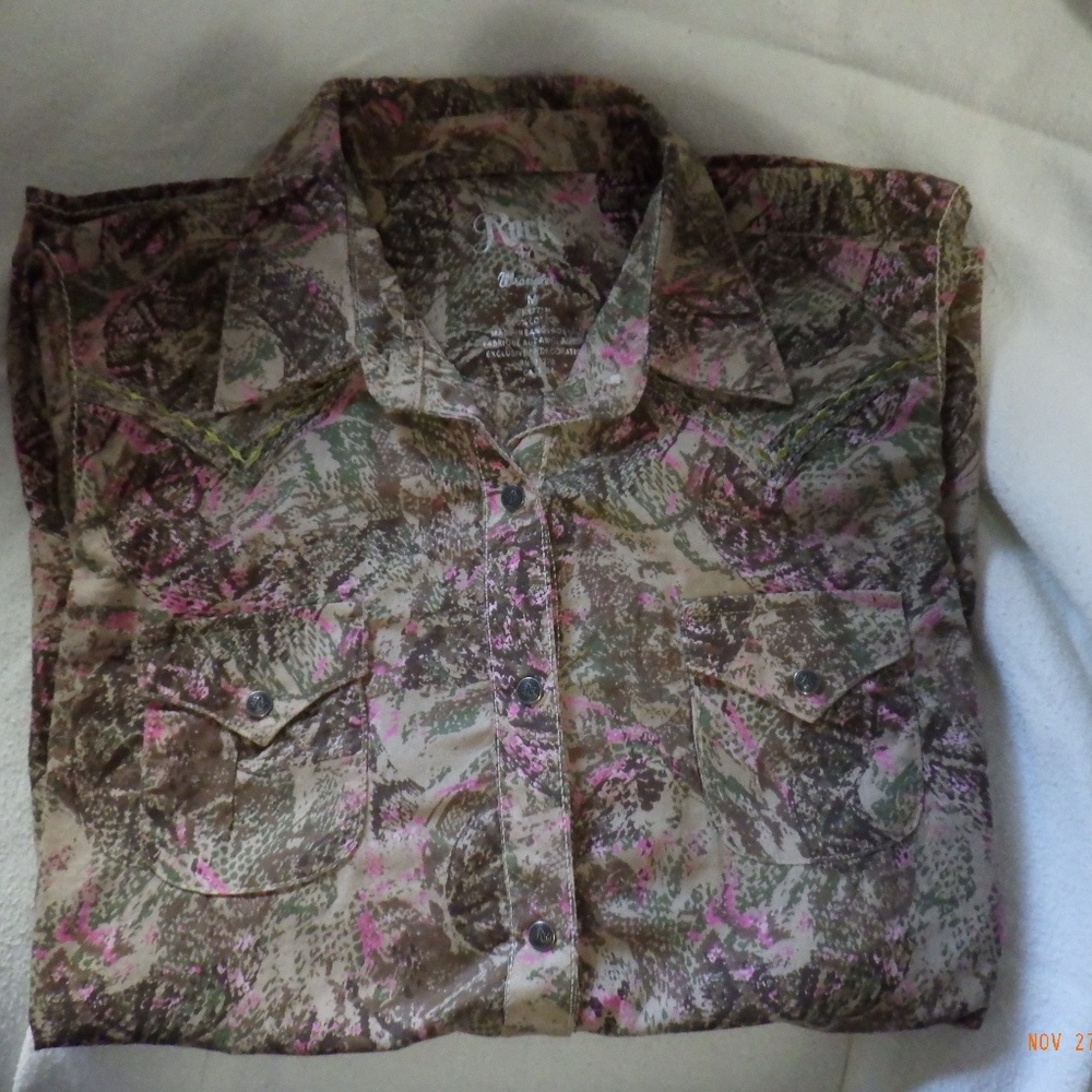 Rock 47 by Wrangler Womens Medium Western shirt..Pink n Brown paisley